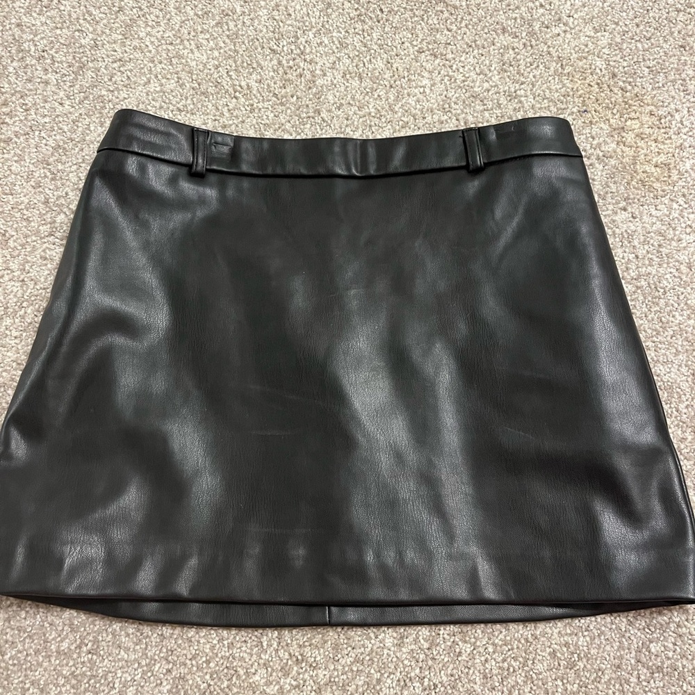Zara faux leather skirt. (Never worn)